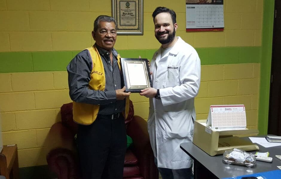 Dr Dacarett en el Club de Leones Tegucigalpa